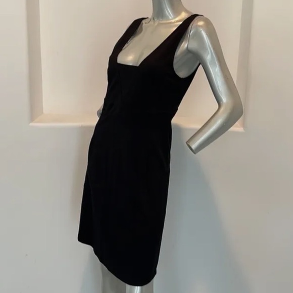 Theory  - Amika  -  Black V cut sleeveless fitted Cocktail mini dress | small - Picture 6 of 15